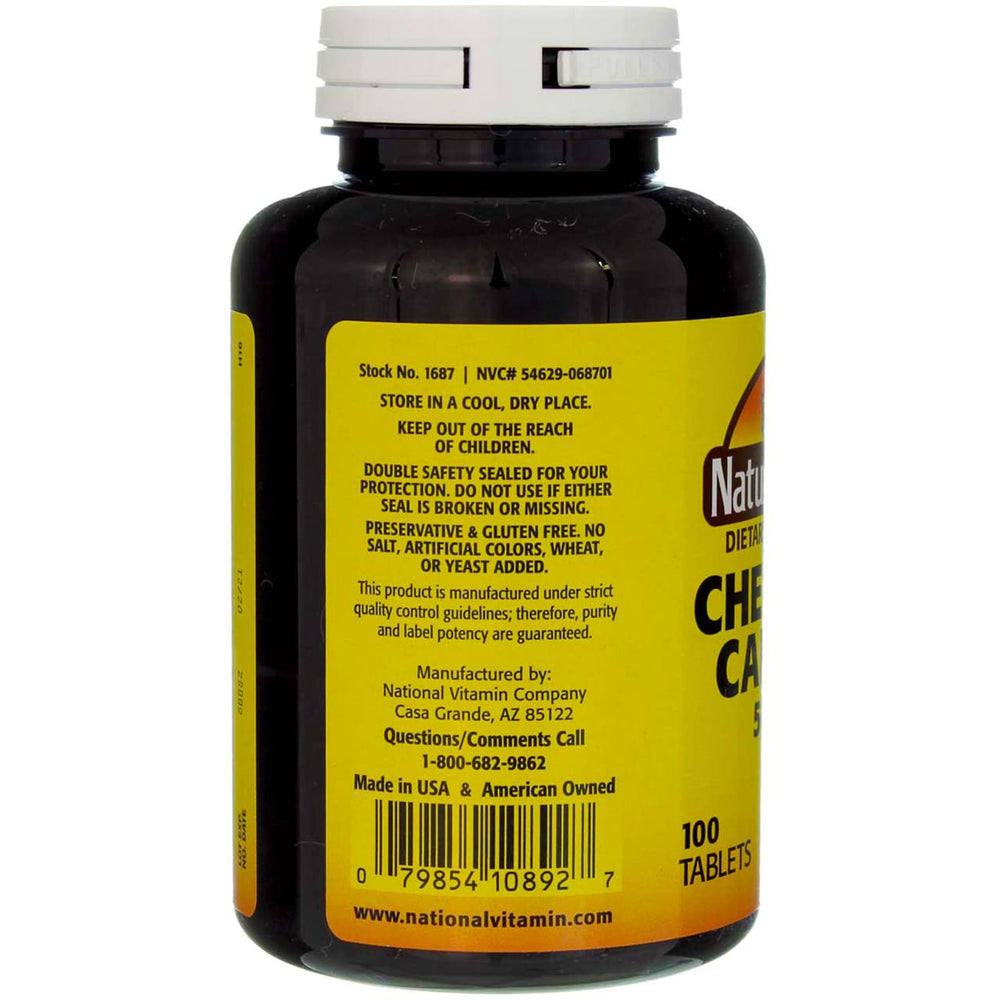 Tabletas de Nature's Blend en mano para comparar escala y portabilidad