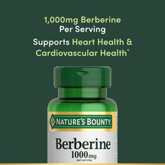 Nature's Bounty cápsulas en mano para mostrar escala y dosis prácticas