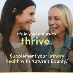 Nature's Bounty botella abierta con softgels listos para uso cotidiano