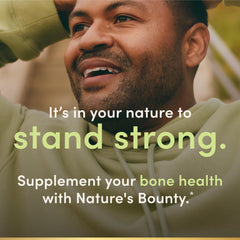 Nature's Bounty cápsula en mano para comparar tamaño y facilidad de ingesta