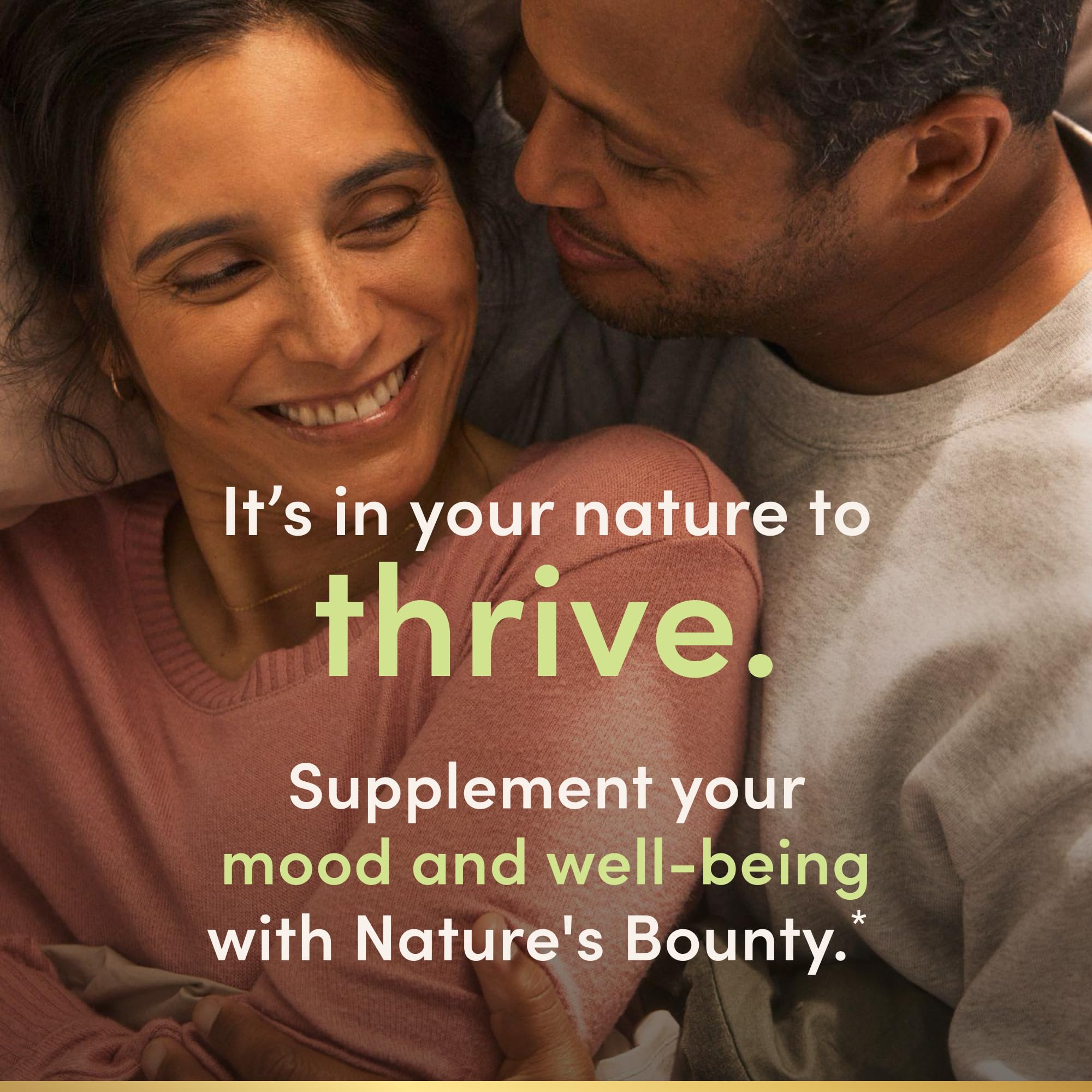 Nature's Bounty cápsula en mano para comparar tamaño y facilitar la toma diaria