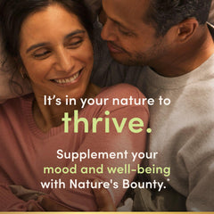 Nature's Bounty cápsula en mano para comparar tamaño y facilitar la toma diaria