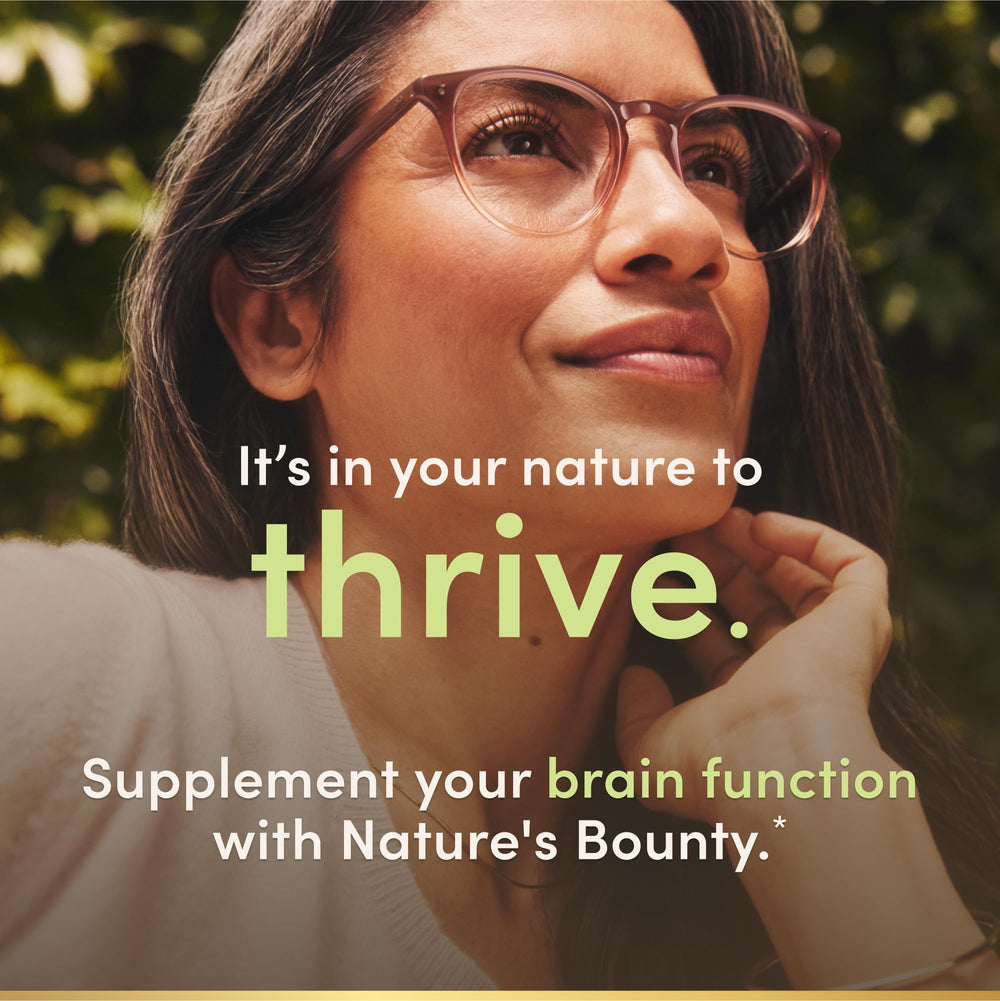 Nature's Bounty cápsula en mano para comparar tamaño y facilidad de ingesta