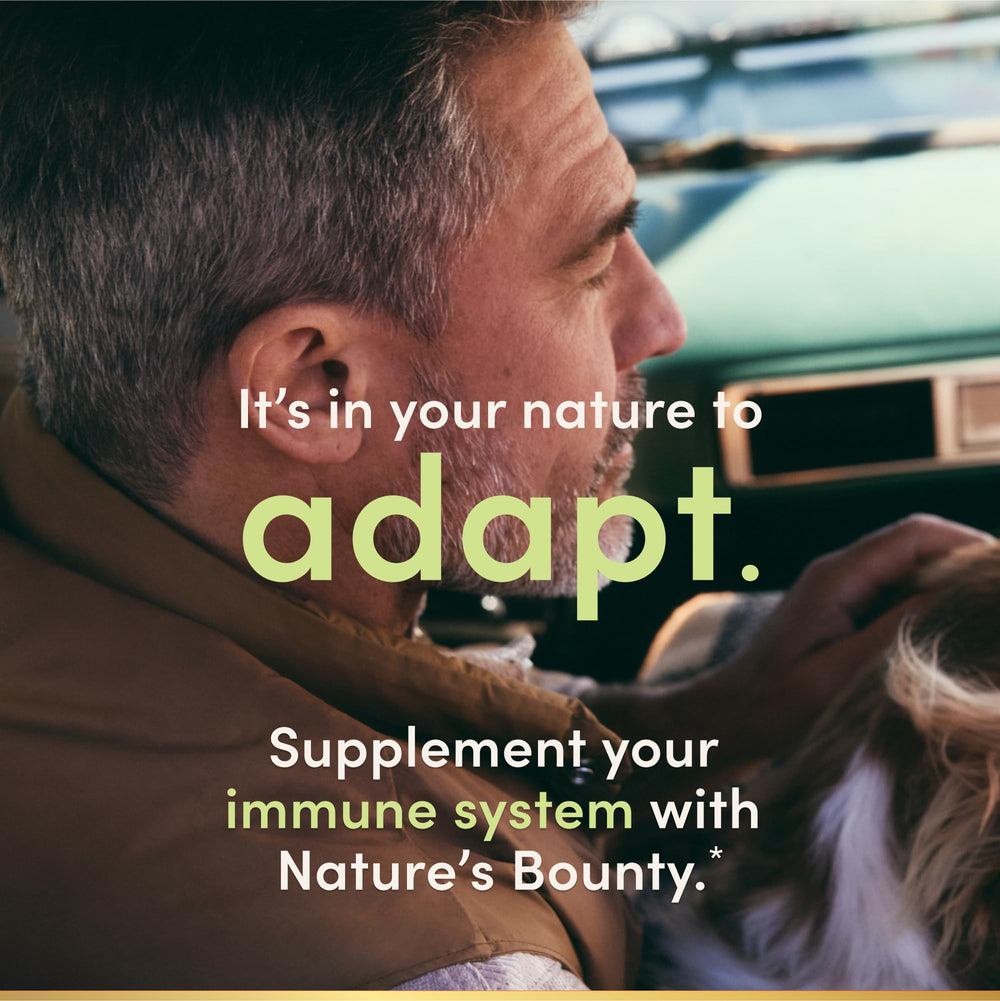 Nature's Bounty cápsula blanda entre dedos lista para tomar con facilidad