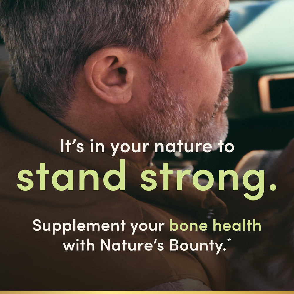 Nature's Bounty varias cápsulas en mano para mostrar tamaño y dosis diaria