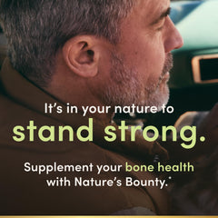 Nature's Bounty varias cápsulas en mano para mostrar tamaño y dosis diaria