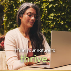 Nature's Bounty cápsulas en mano para comparar tamaño y escala