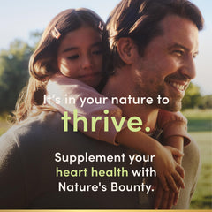 Nature's Bounty cápsula en mano para comparar tamaño y facilitar la toma diaria
