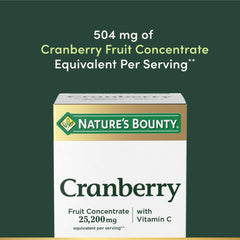 Nature's Bounty cápsulas en mano para comparar tamaño y dosificación