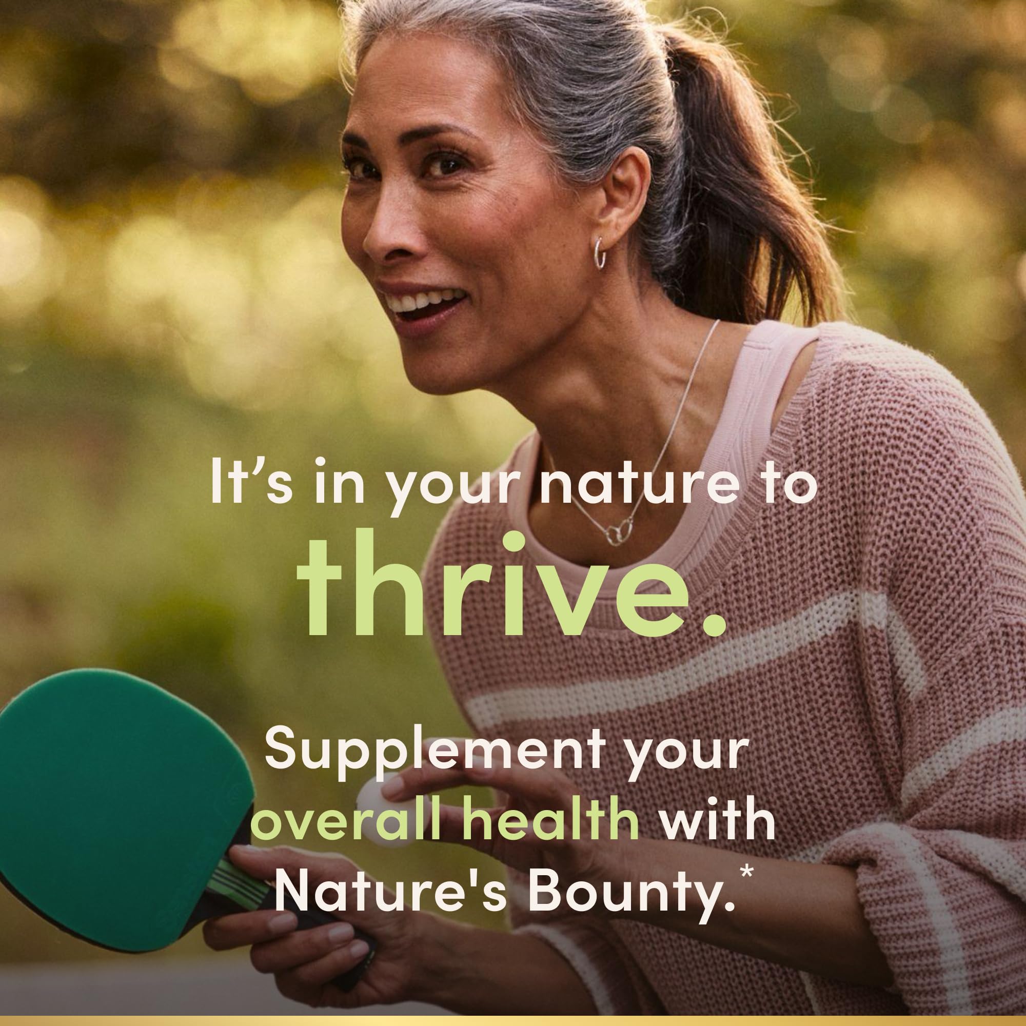 Nature's Bounty cápsula sobre la mano para escala, muestra tamaño y dosificación cómoda