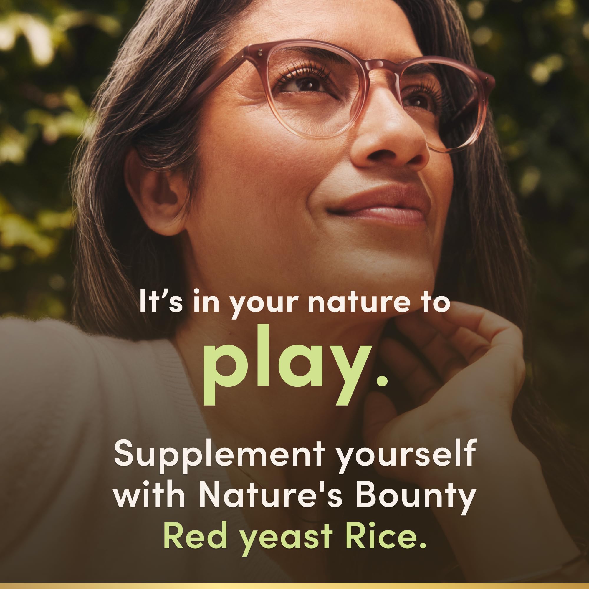 Nature's Bounty frasco en mano para comparar tamaño y cantidad, práctico porciones