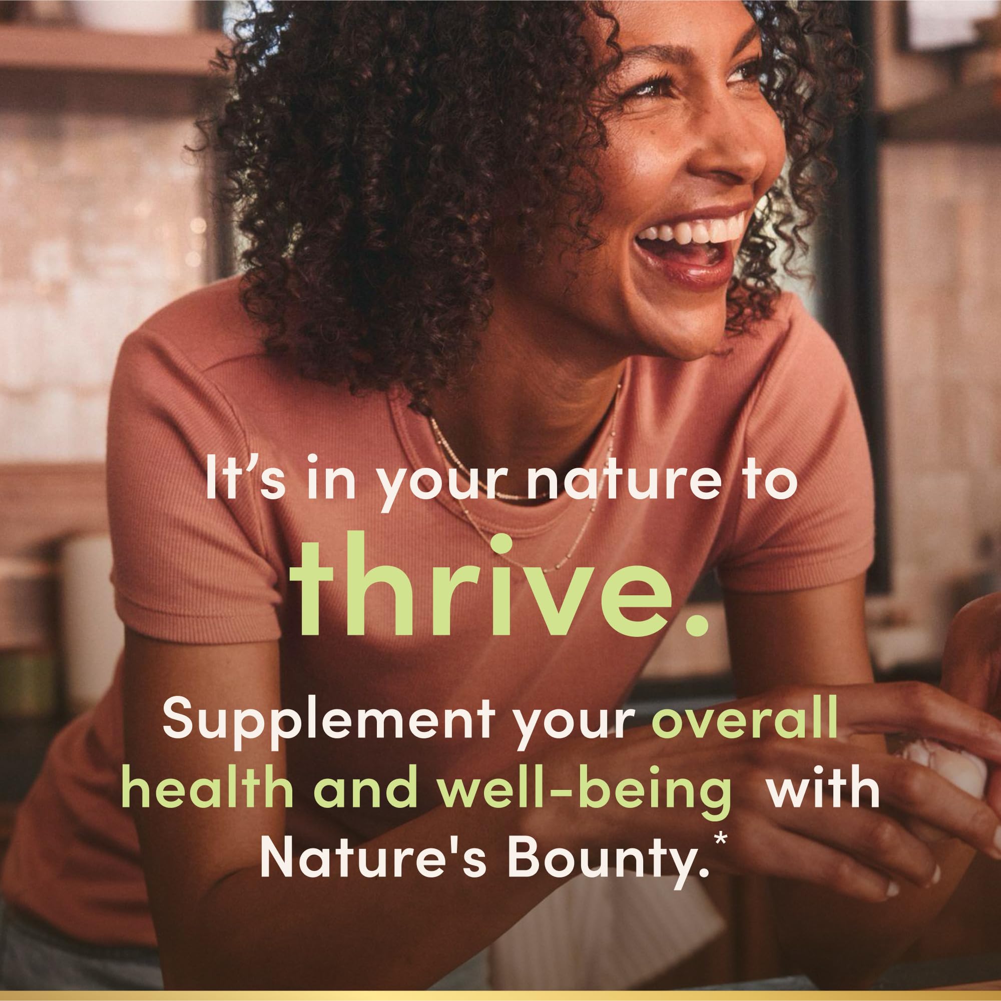 Nature's Bounty frasco junto a mano para comparar tamaño y duración