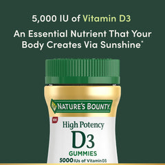 Gomita Nature's Bounty en mano para comparar tamaño y facilitar la toma diaria