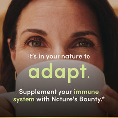 Nature's Bounty comparación tamaño gomita junto a moneda para escala