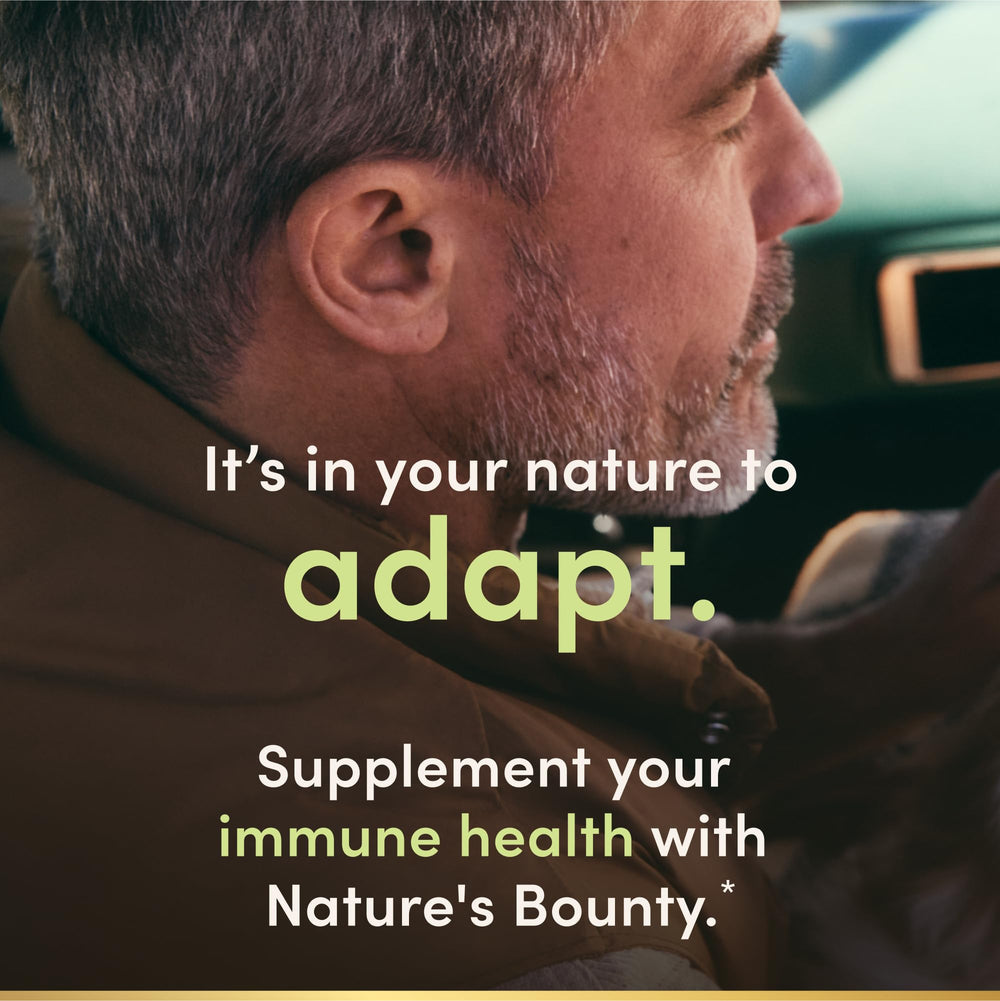Nature's Bounty persona tomando softgel demostrando uso diario cómodo