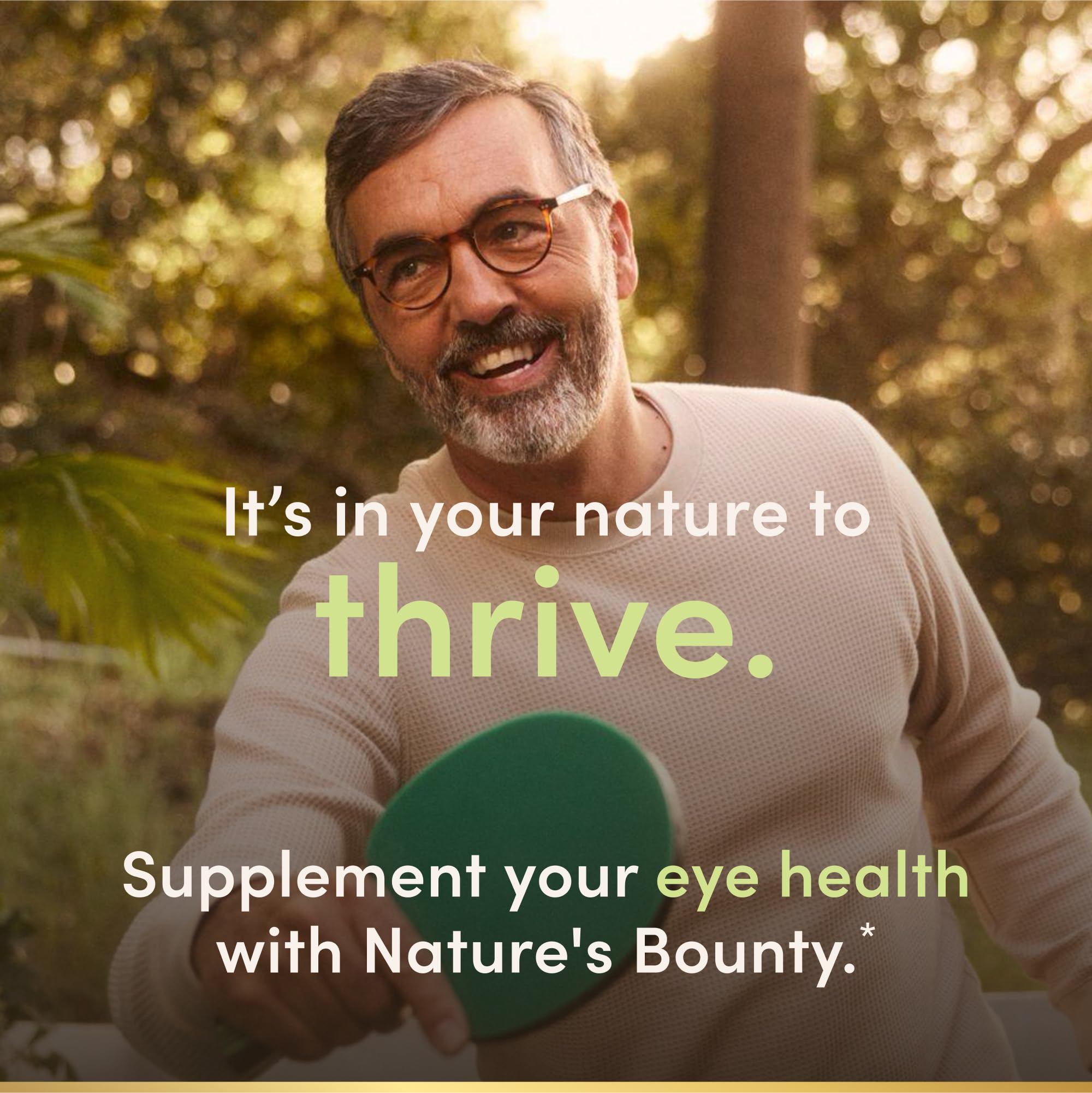 Softgel Nature's Bounty Lutein sobre la palma para comparar tamaño y comprensión de la escala