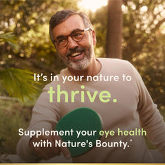 Softgel Nature's Bounty Lutein sobre la palma para comparar tamaño y comprensión de la escala