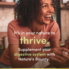 Nature's Bounty cápsula junto a vaso de agua, fácil integración diaria