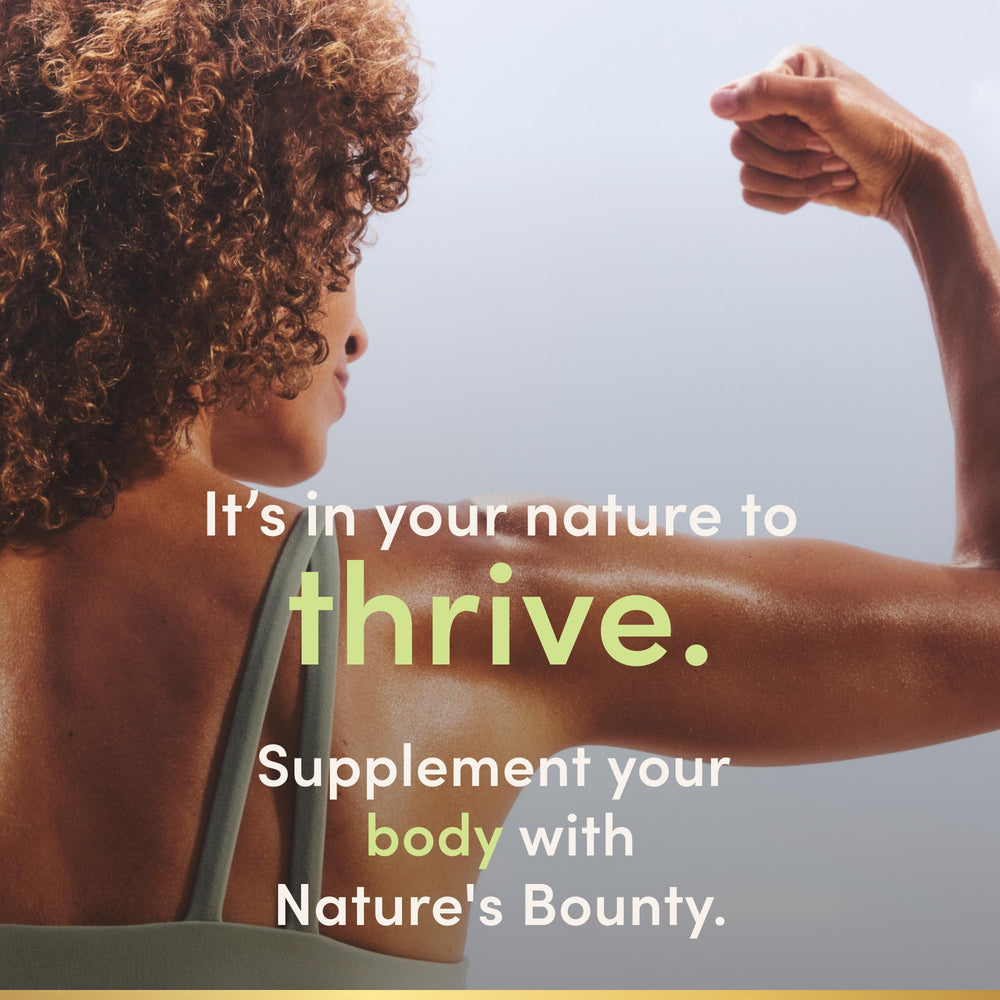 Nature's Bounty frasco en mano para comparar tamaño y uso diario