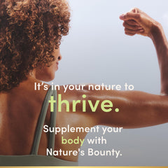 Nature's Bounty frasco en mano para comparar tamaño y uso diario