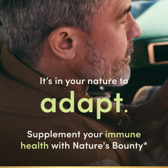 Nature's Bounty cápsulas en mano para visualizar tamaño y dosificación práctica