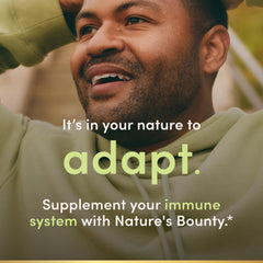 Nature's Bounty tableta en mano para comparar escala y conveniencia
