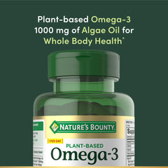 Nature's Bounty softgel en mano para comparar tamaño y facilidad de uso
