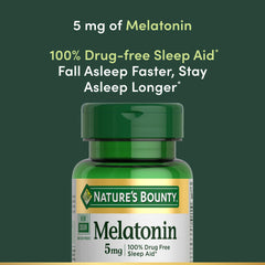 Nature's Bounty softgel junto a moneda para escala, tamaño práctico y portátil