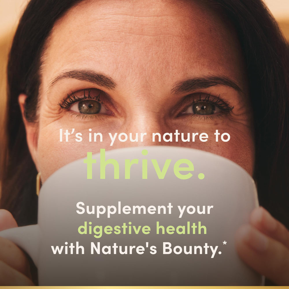 Nature's Bounty tableta junto a vaso para mostrar toma diaria sencilla