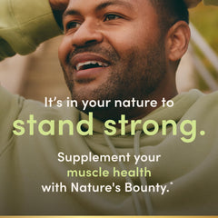Nature's Bounty tabletas en mano para mostrar tamaño y facilidad de toma