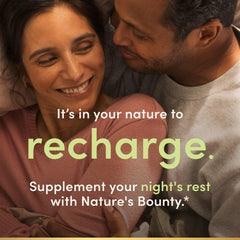 Nature's Bounty comparación de tamaño en mano para dosificación fácil