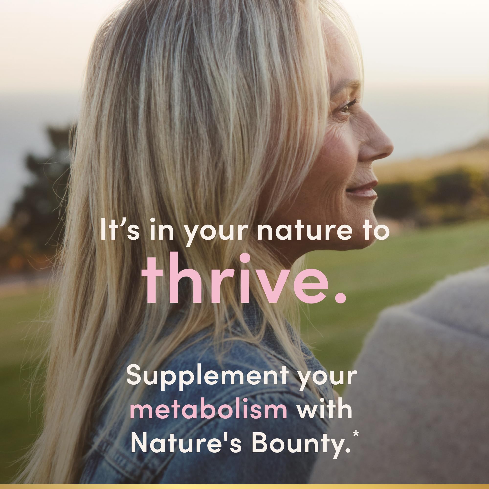 Nature's Bounty cápsula en mano ilustrando la dosificación diaria conveniente