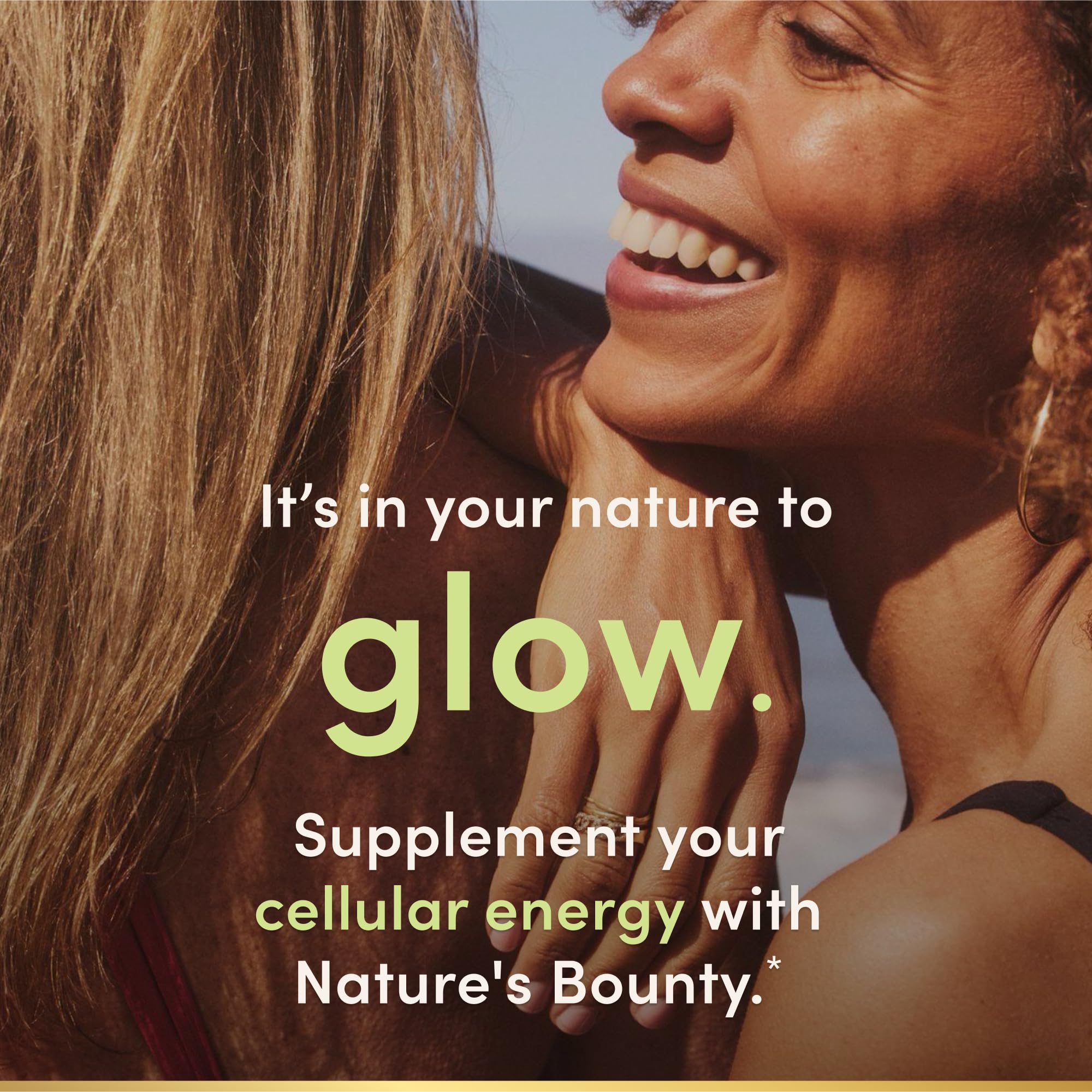 Nature's Bounty softgel en mano para mostrar tamaño y comodidad al tomarlo