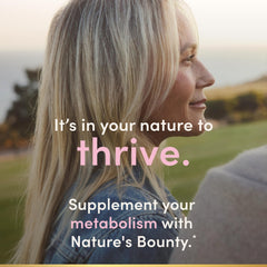 Nature's Bounty cápsula en mano ilustrando la dosificación diaria conveniente