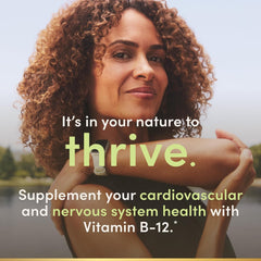Nature's Bounty persona colocándose tableta sublingual conveniencia rápida