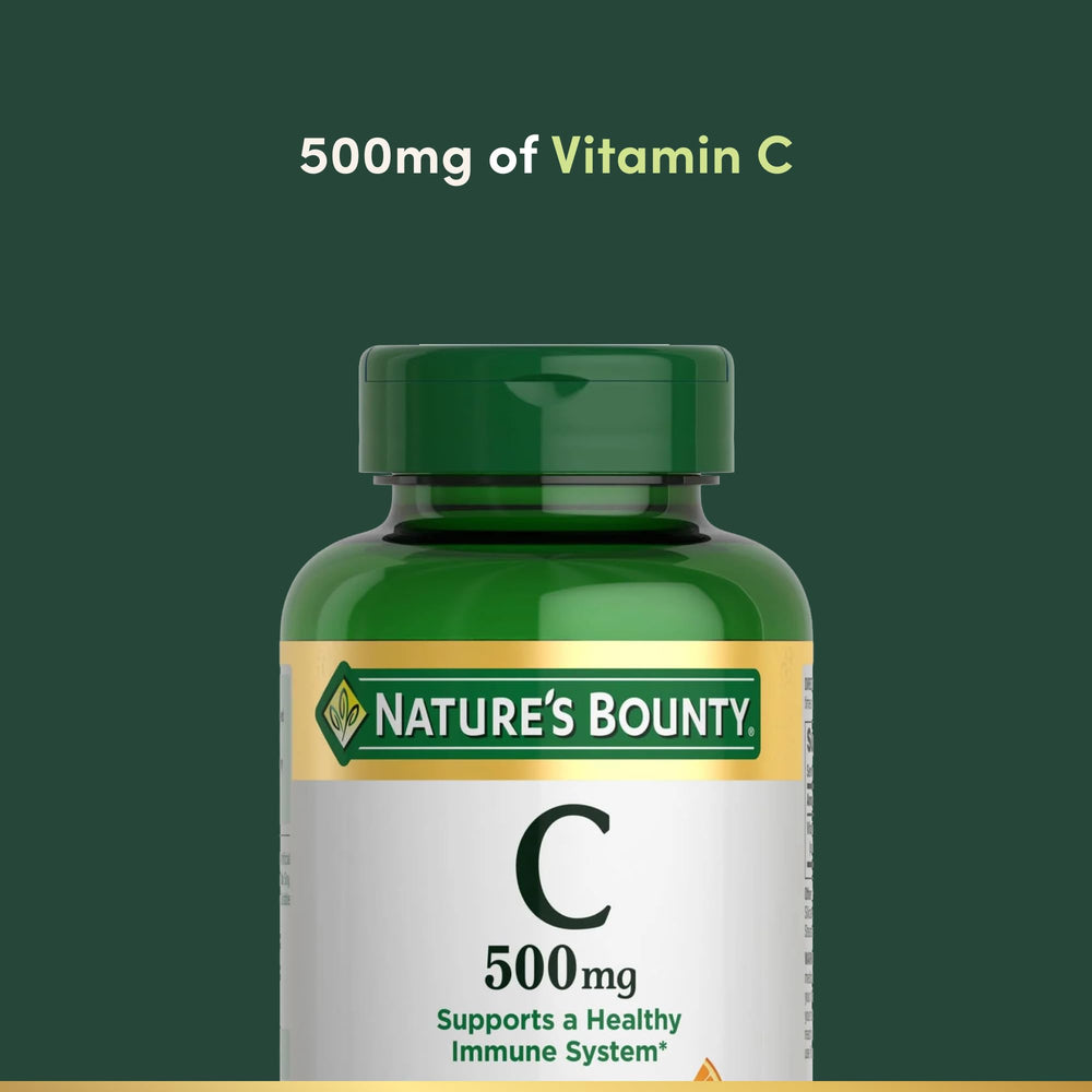 Nature's Bounty tableta en mano para comparar tamaño y facilidad de ingestión