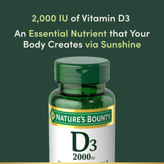 Nature's Bounty cápsulas en mano para comparar tamaño y dosis diaria