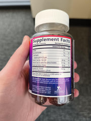 Nature's Nutrition gominolas en mano para una toma práctica diaria