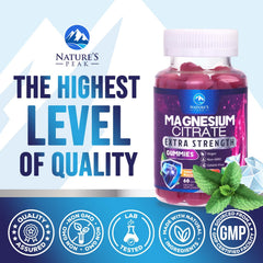 Nature's Peak gominola en mano para mostrar tamaño y dosis cómoda
