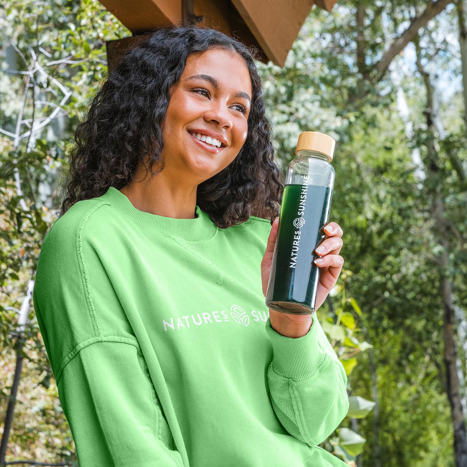 Nature's Sunshine mano sosteniendo un sobre para demostrar tamaño y dosis controlada