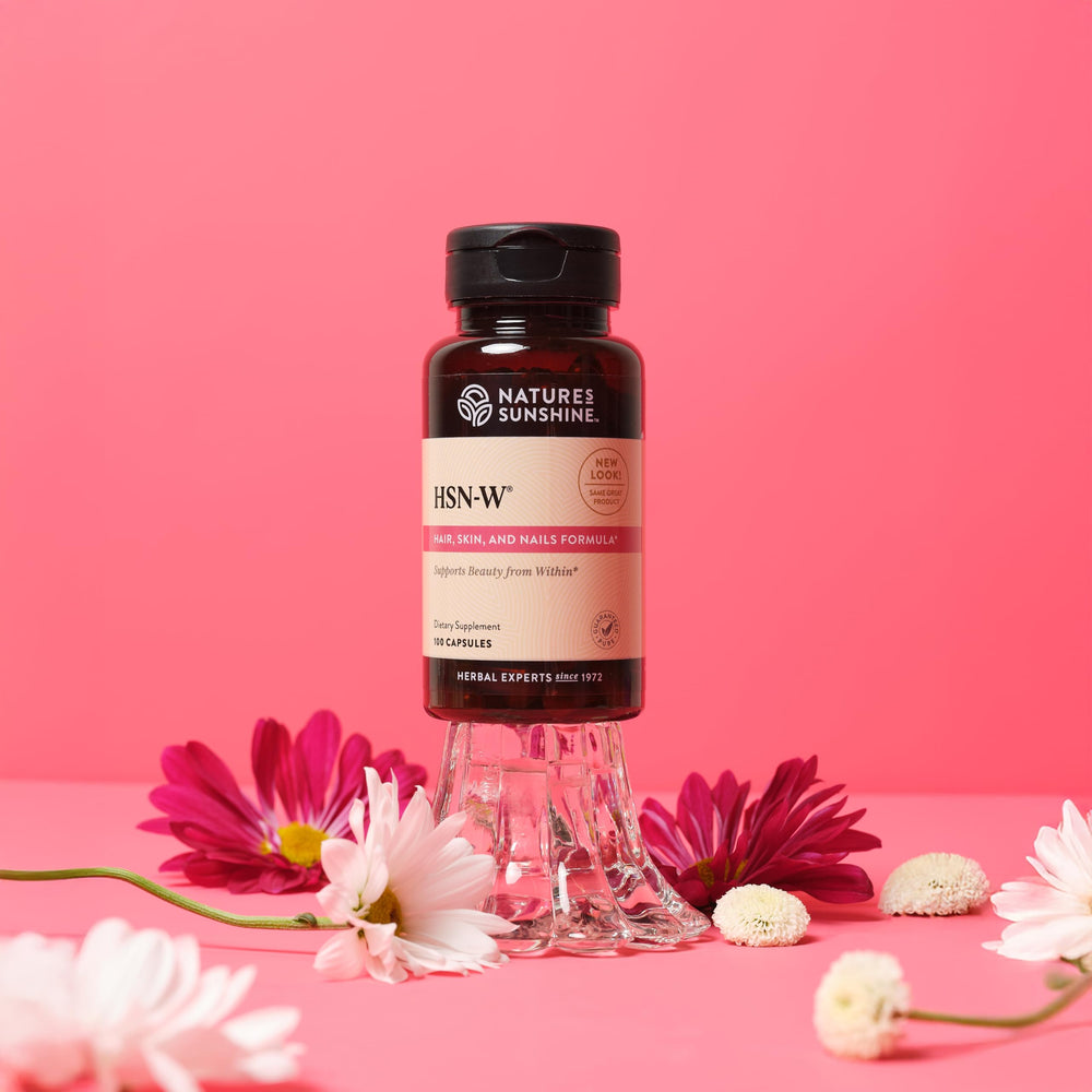 Nature's Sunshine HSN-W en mesa de cocina con rutina de suplementos