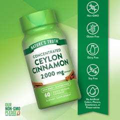 Nature's Truth cápsula de Ceylon Cinnamon en mano para comparar tamaño y dosis