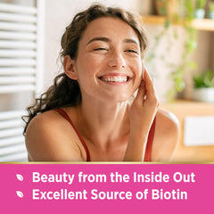 Nature's Truth softgel en mano para comparar tamaño y facilidad de ingesta