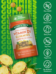 Nature's Truth gominolas en mano para visualizar la porción diaria conveniente