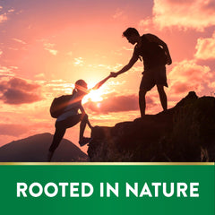 Cápsulas de Nature's Truth Beet Root en mano para mostrar tamaño y escala práctica