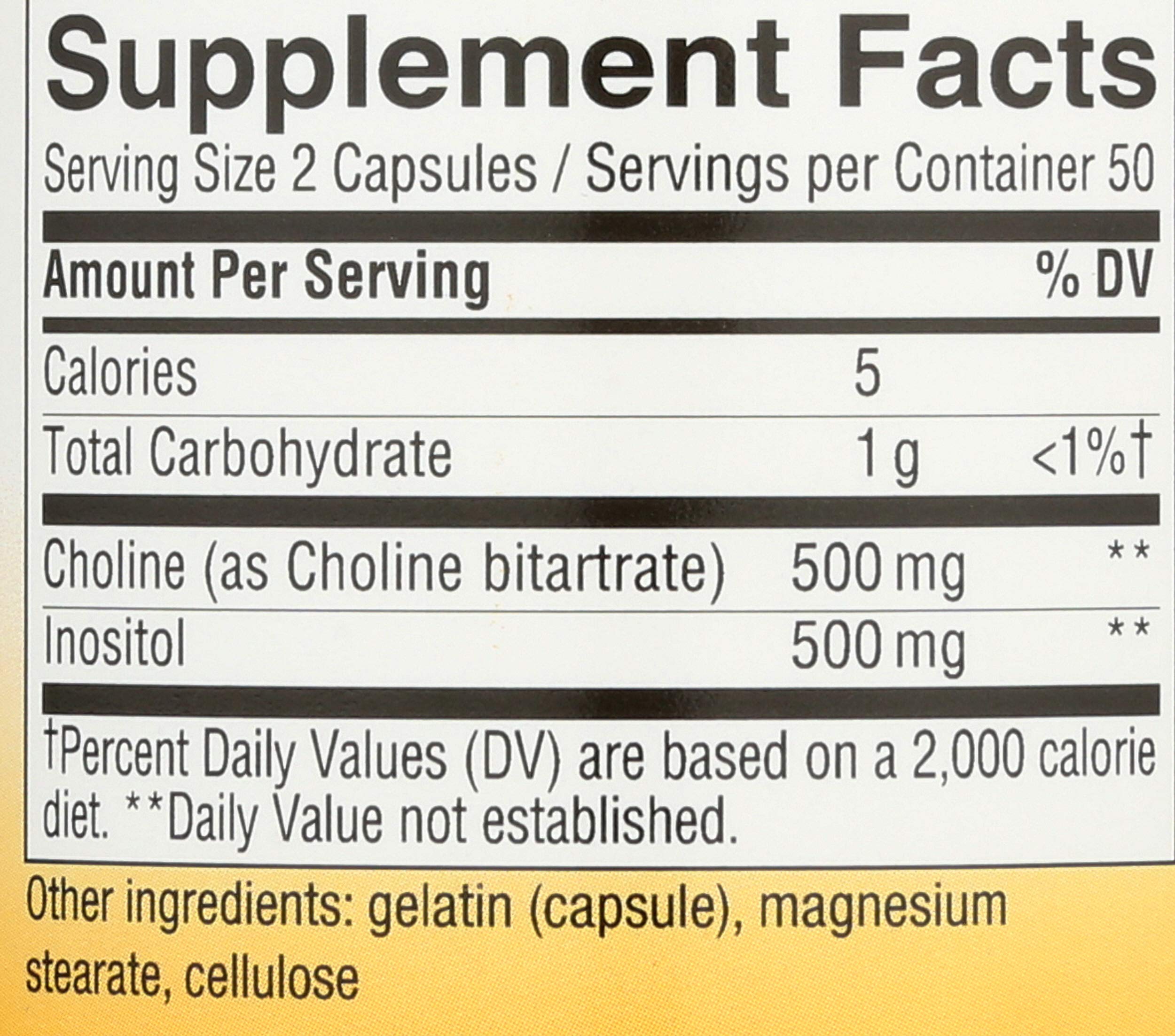 Nature's Way cápsula en mano para comparar tamaño y facilidad de ingestión