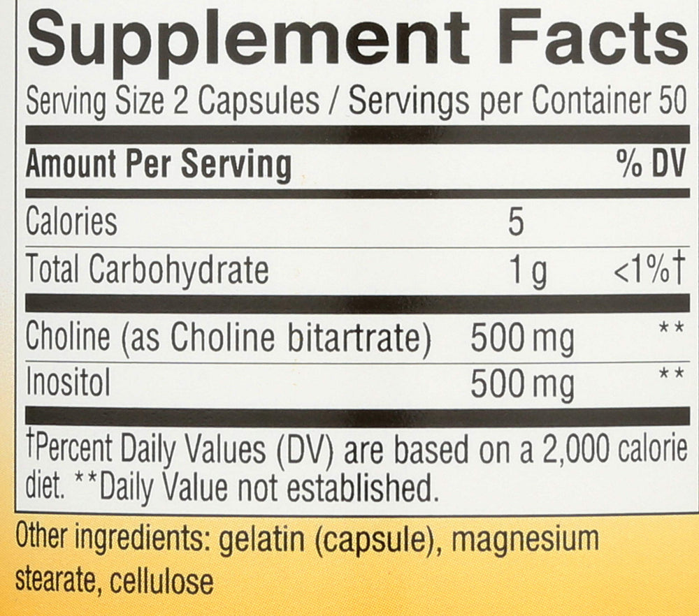 Nature's Way cápsula en mano para comparar tamaño y facilidad de ingestión