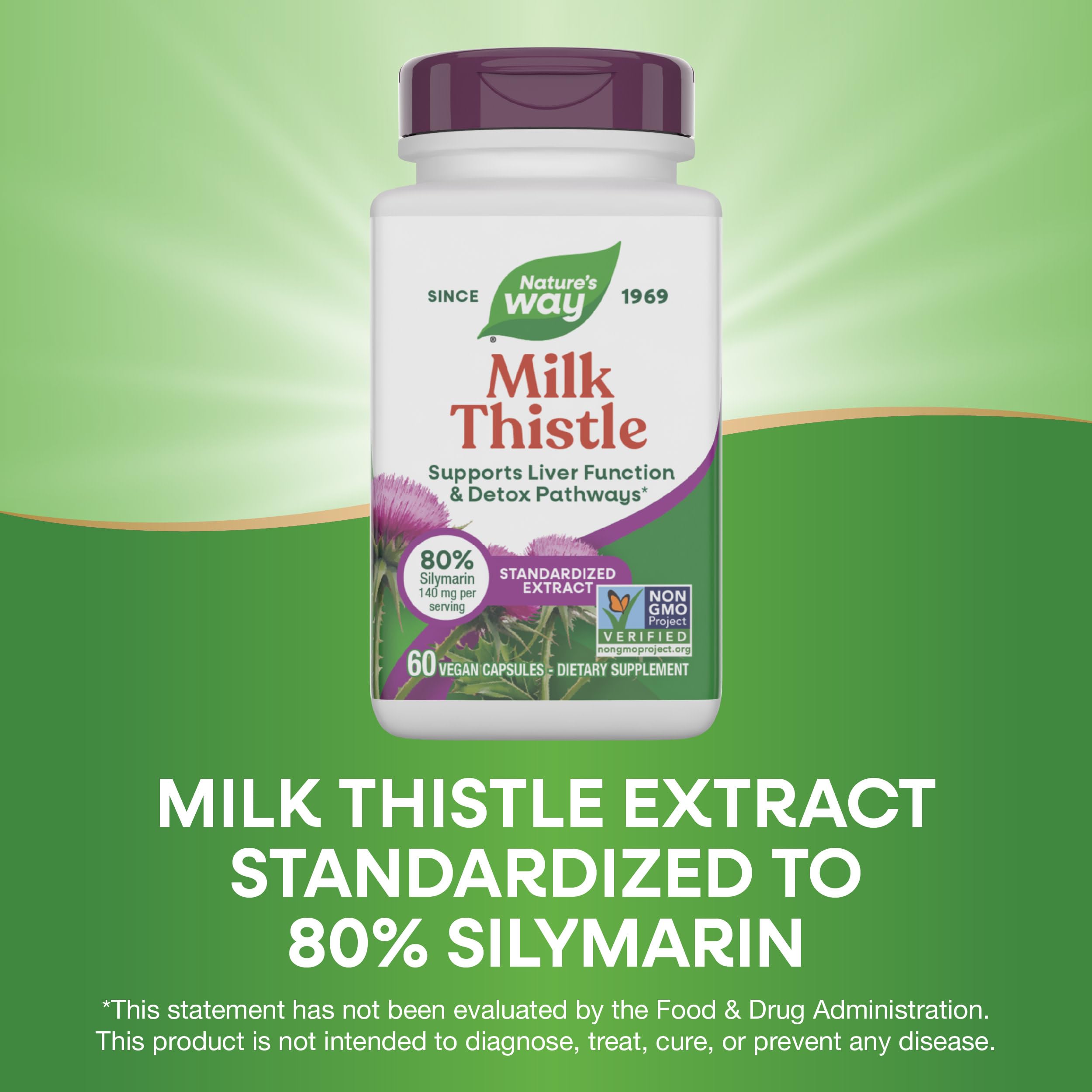 Botella de Nature's Way en mano para comparar tamaño y control de dosis