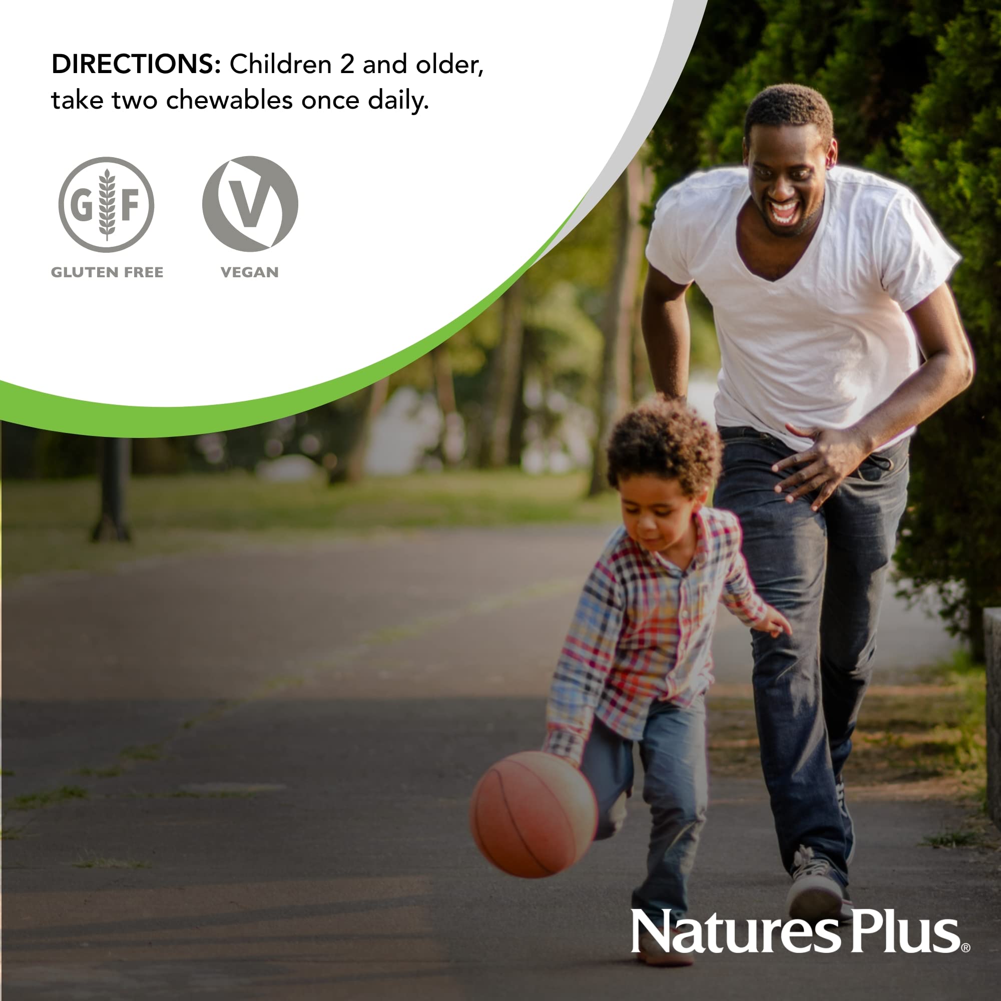 NaturesPlus familia dando tabletas masticables para una rutina diaria