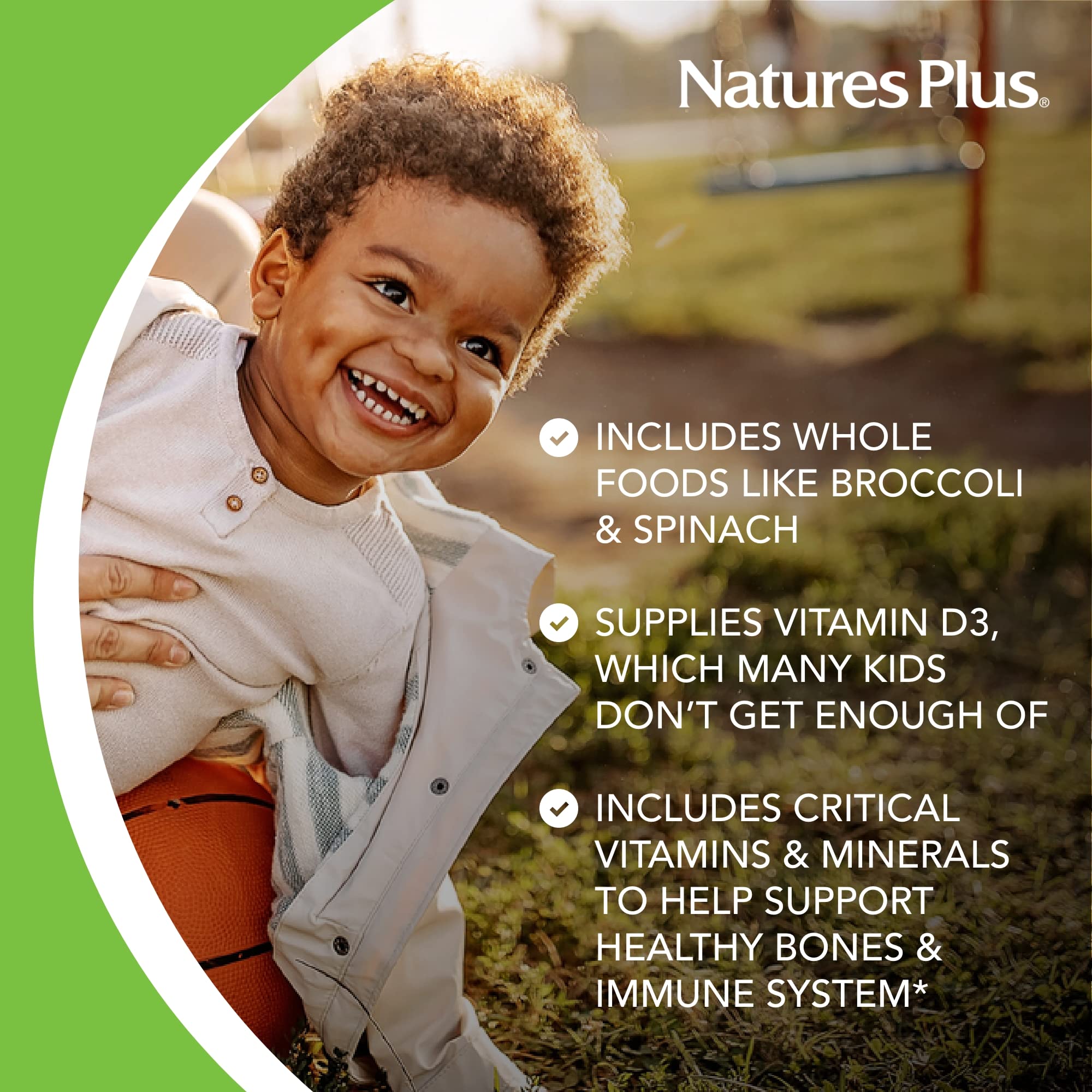 NaturesPlus escena familiar con niño tomando la tableta tras la comida